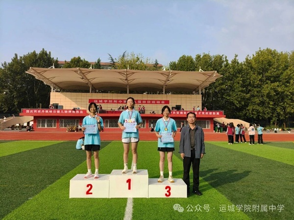 1762762763102390.jpg 领奖3.jpg